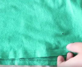 Heb jij ook altijd van die mysterieuze kleine gaatjes in je kleding? Dit is de oorzaak!