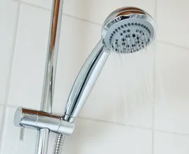 6 onverwachte douchefouten die je huid beschadigen