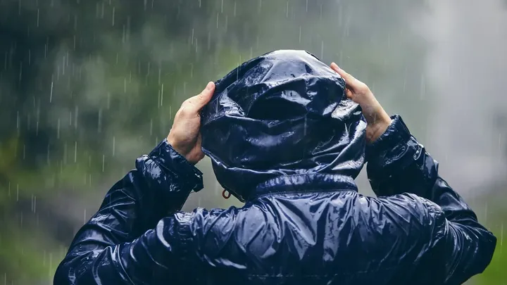 Is je regenjas niet meer waterafstotend? Probeer deze truc van 20 minuten