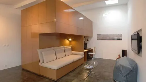 Você acha que é apenas uma garagem normal, mas espere até ver o interior!