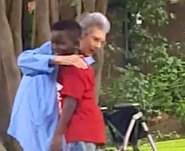 Amerikaanse Maurice Adams Jr. (8) helpt oude dame en wordt plotsklaps beroemd