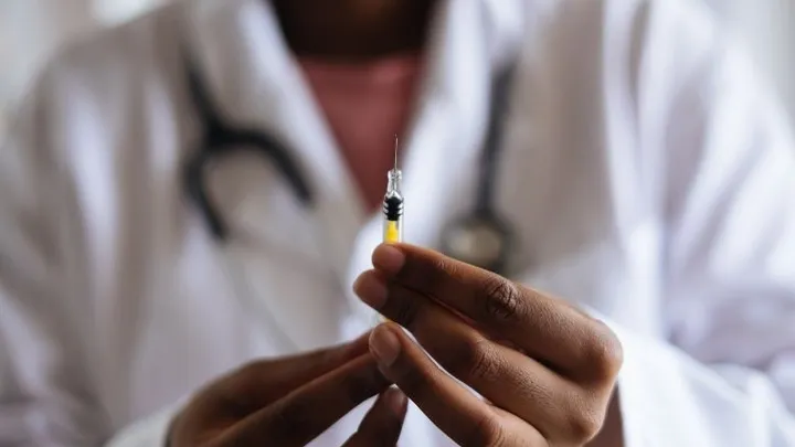 Denemarken legt vaccineren met AstraZeneca stil vanwege bijwerkingen