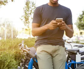 Duur berichtje: 95 euro boete voor appen op de fiets
