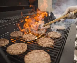 This is why you should put an old newspaper on the barbecue grill grate