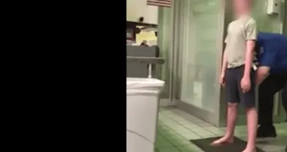 DEZE moeder is woedend op wat deze douane bij haar zoontje deed: "We werden zonder respect behandeld"