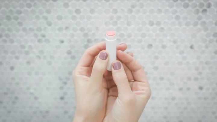 Hast du dir schon mal Lippenbalsam in die Haare geschmiert? Aus diesem Grund solltest du das mal ausprobieren