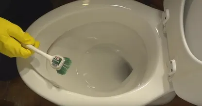 Manchas oscuras en el baño, así es como puedes deshacerte de ellas. Y todo sin fregar.
