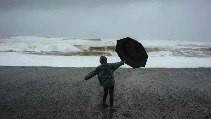 Storm en zware windstoten: KNMI geeft code geel af voor het hele land 