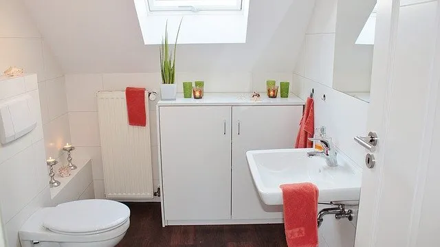 Verstopfte Toiletten und knarrende Türen sind nur zwei dieser 6 Probleme, die du mit Spüli löst.