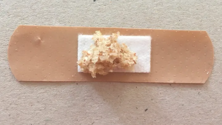 Das ist der geniale Grund warum du ein Stück Brot auf ein Pflaster kleben solltest!
