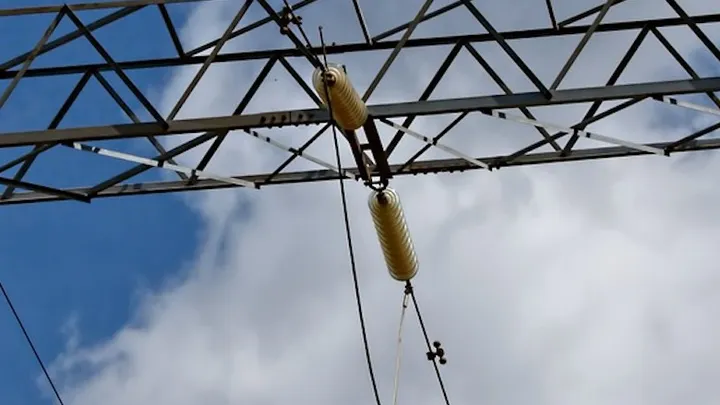 Oh, entonces esto es lo que significan esas bolas en los cables de alto voltaje