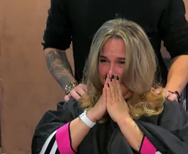 Moeder Sharon emotioneel na luxe week in Steenrijk, straatarm