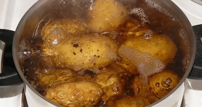 Verleihe deinen kochenden Kartoffeln einen Boost indem du diese Zutat ins Wasser gibst