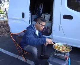 Un homme abandonne son appartement pour une voiture - Vous ne croirez pas ce qu'il y a à l'intérieur !