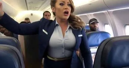 Una Azafata Ve a Su Marido en el Avión - Pero Se Da Cuenta de un Detalle Sorprendente