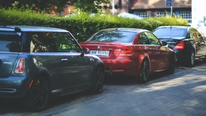 Un couple a caché un grand secret derrière cette porte de garage - jusqu'à ce que les autorités découvrent leur plan.