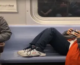 Un extraño le da una lección a un adolescente que se niega a mover sus piernas en el metro