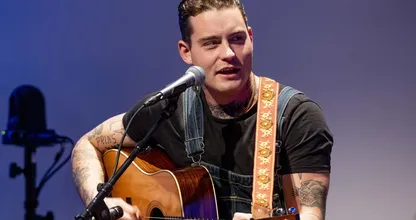 Douwe Bob vindt coronapaspoort discriminatie en cancelt tournee 