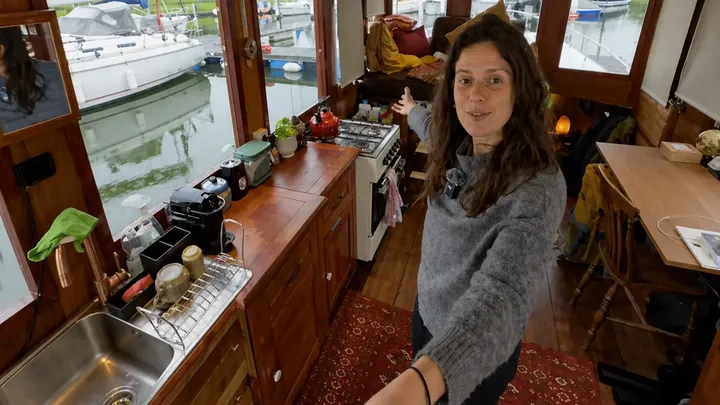 Diese junge Frau lebt an Bord eines winzigen alten Bootes völlig abseits des Netzes - die Einrichtung hat uns wirklich überrascht