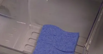 Er legte einen Schwamm in den Kühlschrank – der Grund wird dich überraschen! Was für ein superTrick!