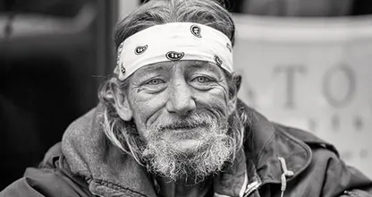 Homeless man finds wallet - when he sees what’s inside he immediately calls the police