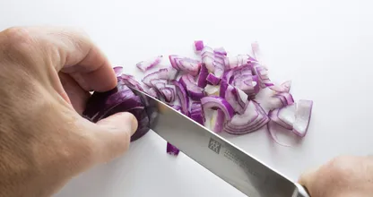Wow! Ten lifehack z TikToka znacznie ułatwia krojenie cebuli