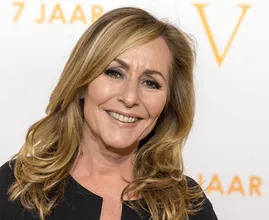 Angela Groothuizen verruilt haar lange blonde lokken voor dít verfrissende kapsel!