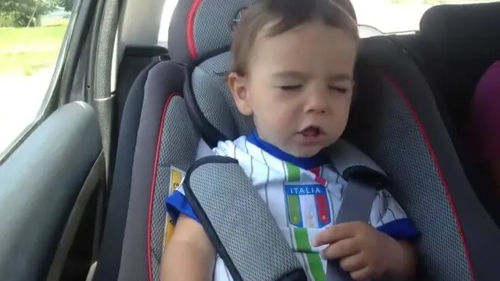 Viral van de dag: Voel de muziek, voel de muziek! Haha! Wat een heerlijk jochie!