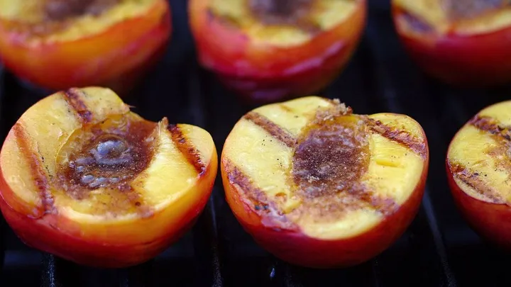 Hast du schonmal Obst gegrillt? Diese Früchte musst du mal auf den Grill legen!