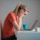Ruim helft meisjes en jonge vrouwen wordt online seksueel geïntimideerd