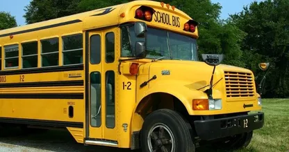 Este hombre convirtió un viejo autobús escolar en una casa y se ve increíble