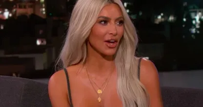 Dát is even anders: ZO zien de beroemde billen van Kim Kardashian er in het echt uit! (En daar is niks mis mee)