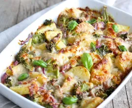 Rezept: würzig knuspriger Brokkoli-Auflauf mit Hühnchen.