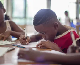 Niño de nueve años es uno de los graduados de secundaria más jóvenes de la historia