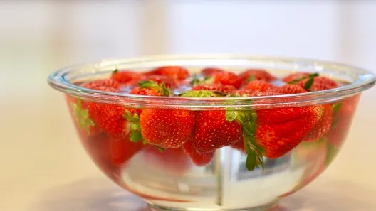 Verderben deine Erdbeeren schneller als dir lieb ist? Mit diesem Trick nicht mehr! Alles was du brauchst hast du im Haus!