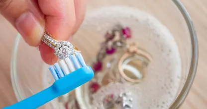 De onbekende truc van een juwelier om zijn sieraden te laten schitteren met een eenvoudig huishoudproduct