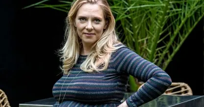 Jelka van Houten gaat eerste kindje genderneutraal opvoeden
