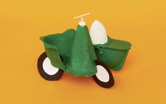 Estás botando los cartones y las cáscaras de huevo vacíos