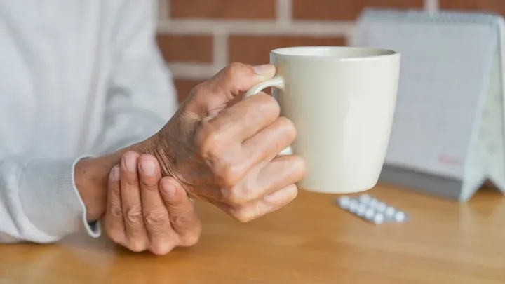 Parkinson kan al jaren vóór de eerste trillingen beginnen: 3 vroege signalen volgens neurologen