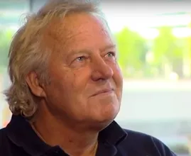 Koos Alberts ontwaakt uit kunstmatige coma