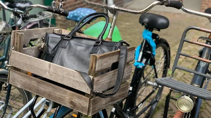 Politie deelt waarschuwing voor fietsers met een fietsmand- of tas