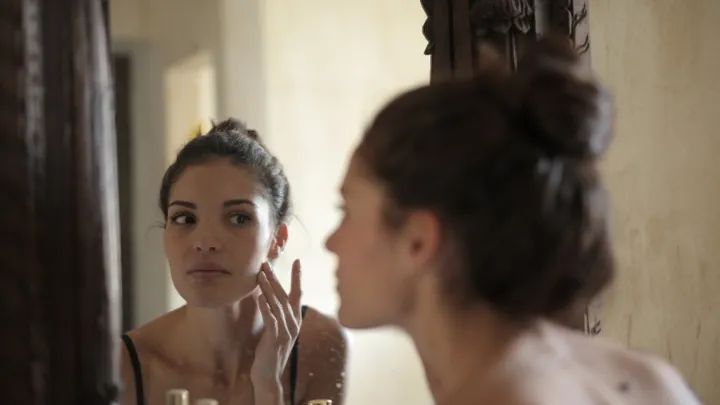 Voici pourquoi vous devriez mettre du thé vert sur votre visage