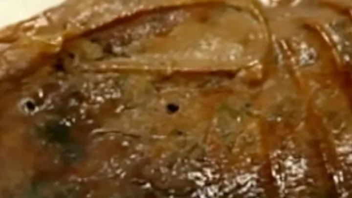 Holzfäller finden seltsame Kreatur in hohlem Baum