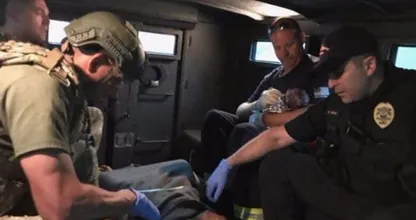 Ontroerend: hulpverleners helpen vrouw bij bevalling tijdens orkaan Irma