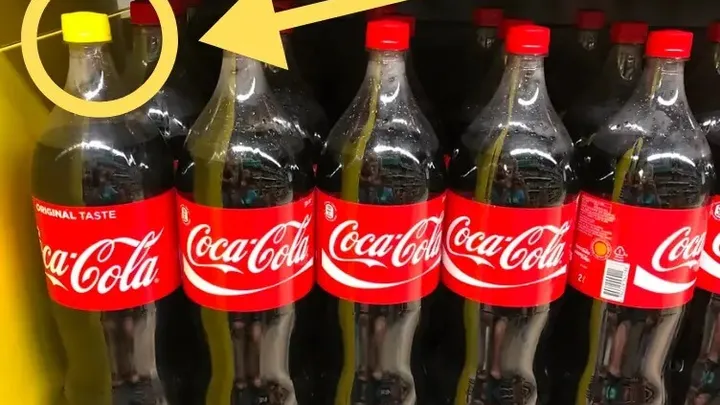 Veja por que as garrafas de Coca-Cola têm tampas amarelas agora