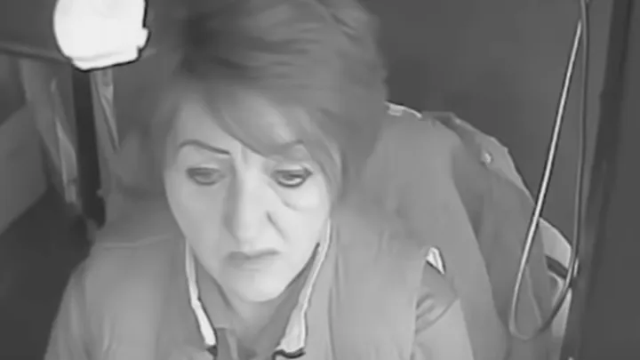 Un garçon entre dans un bus pieds nus, la conductrice appelle immédiatement la police