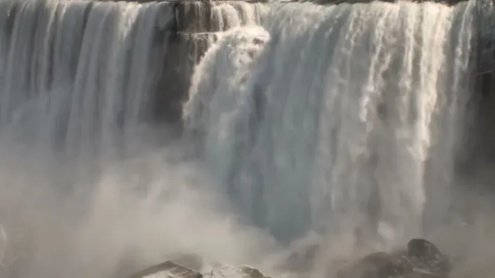 Découverte incroyable après l'assèchement des chutes du Niagara en 1969
