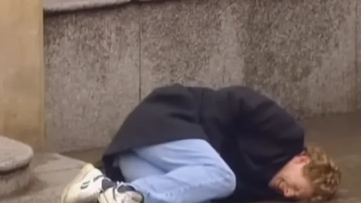 Θα βοηθήσει κανείς Τραυματισμένος άνδρας καταρρέει σε πολυσύχναστο δρόμο