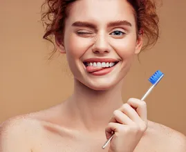 10 naturalnych sposobów na wybielanie zębów w domu