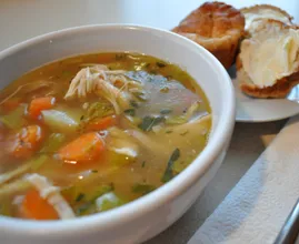 Hmm... Diese herrliche Gemüsesuppe mit geräuchertem Hühnchen ist lecker lecker!